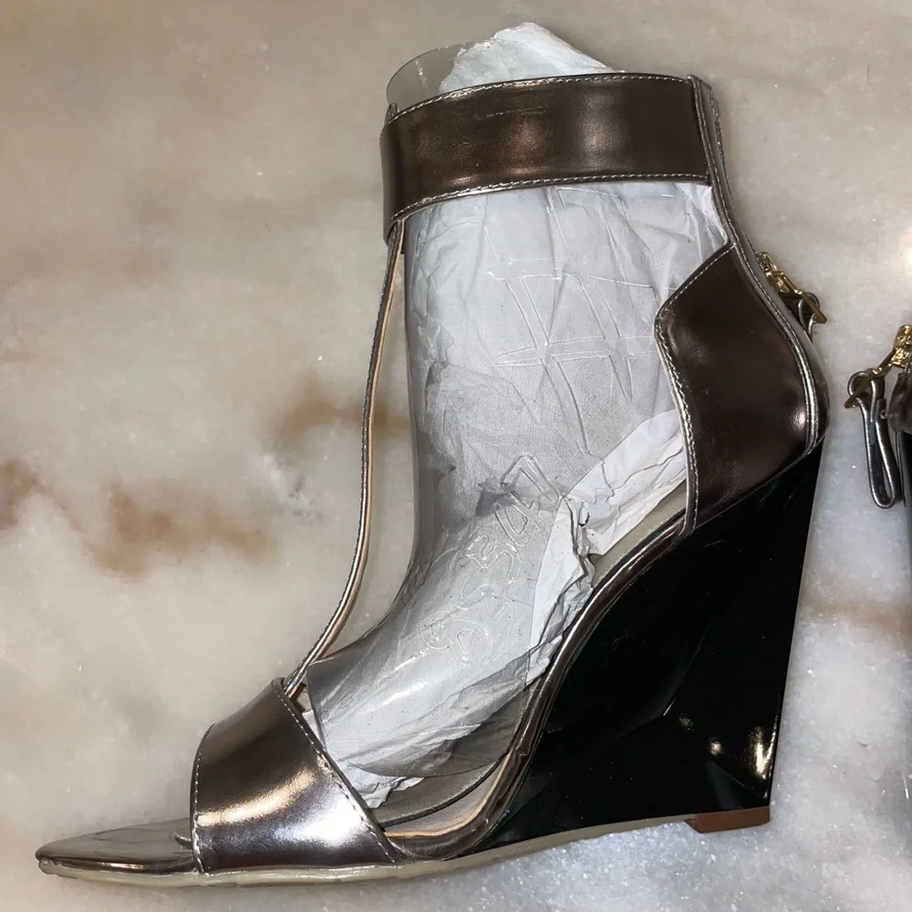 Boutique 9 Gold Heels - Picture 7 of 10